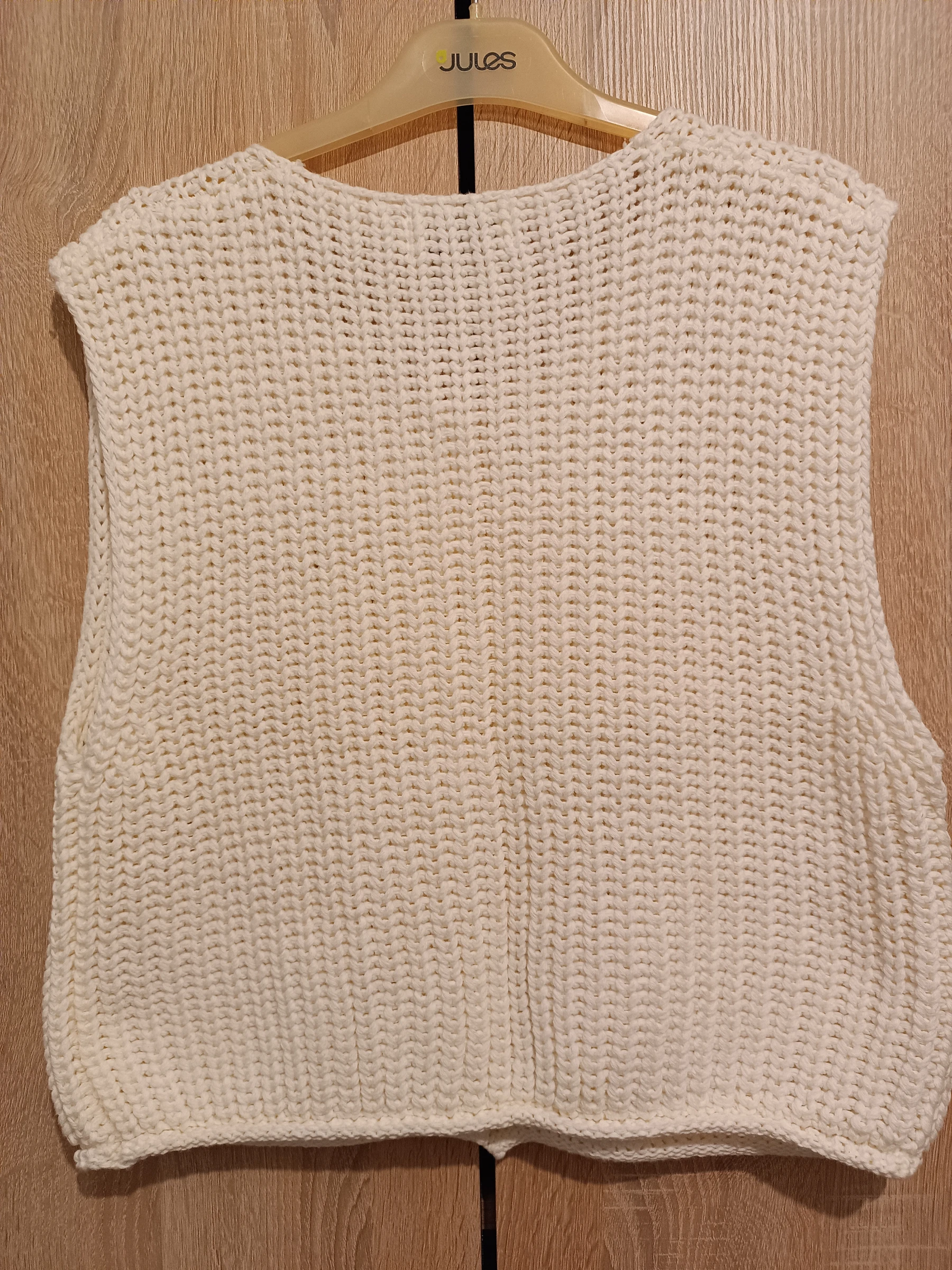 White Sleeveless Vest – photo 2